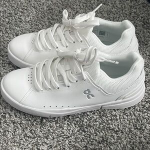 On Women's White and Gray Sneakers/Tennis